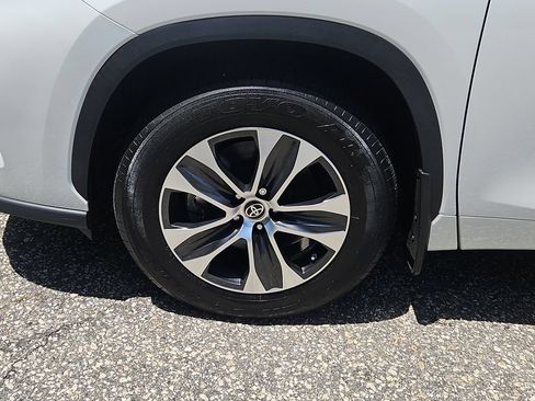 Used 2023 Toyota Highlander XLE AWD/4WD image 6