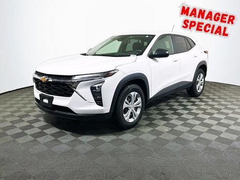 Used 2025 Chevrolet Trax LS FWD image 4