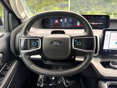 Used 2025 Ford Expedition Active AWD/4WD image 19