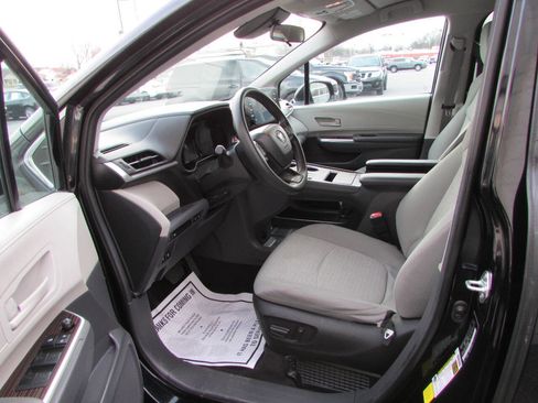 Used 2024 Toyota Sienna LE image 6