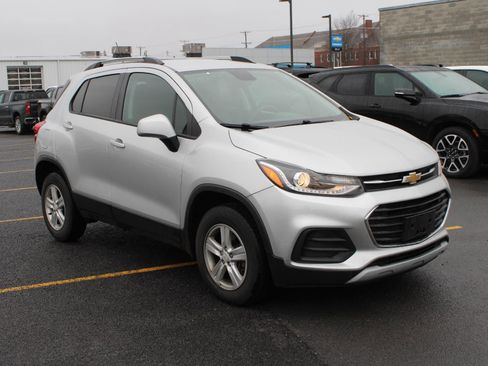 Used 2021 Chevrolet Trax LT w/ LT Convenience Package image 3