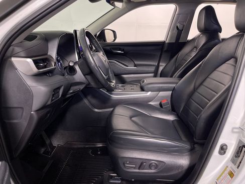 Used 2023 Toyota Highlander XLE FWD image 12