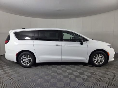 New 2026 Chrysler Pacifica Select FWD image 5