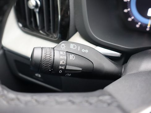 Used 2025 Volvo XC60 B5 Plus image 22