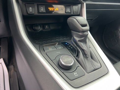Used 2021 Toyota RAV4 XLE image 31