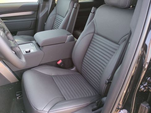 New 2025 Land Rover Discovery Dynamic SE image 16