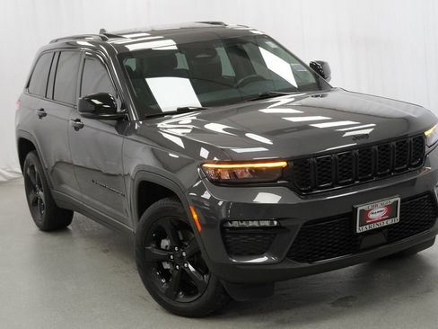 Certified 2023 Jeep Grand Cherokee Limited w/ Black Appearance Package image 9