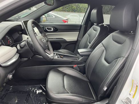 Used 2025 Jeep Compass Limited image 38