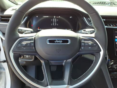 New 2025 Jeep Grand Cherokee Altitude image 12