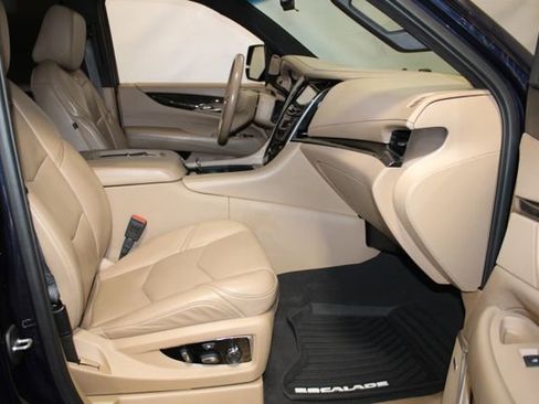 Used 2019 Cadillac Escalade Platinum AWD/4WD image 17