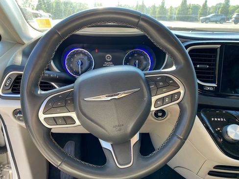 Used 2022 Chrysler Pacifica Touring-L FWD image 7