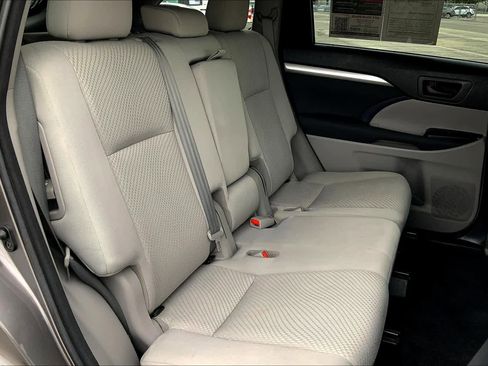 Used 2017 Toyota Highlander LE image 19