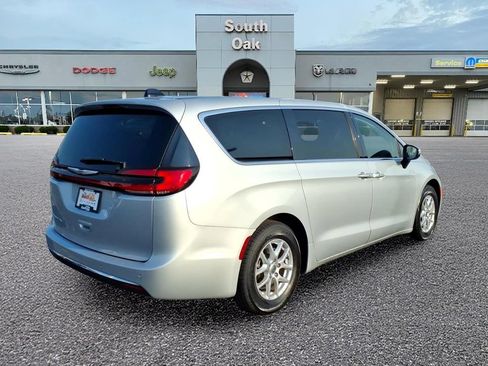 Used 2023 Chrysler Pacifica Touring-L FWD image 3