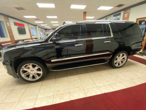 Used 2018 Cadillac Escalade ESV Luxury image 4