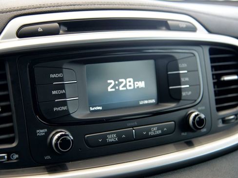 Used 2018 Kia Sorento L image 19