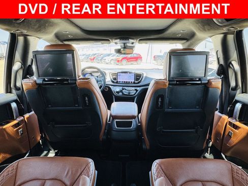 Used 2024 Chrysler Pacifica Pinnacle w/ Trailer Tow Group AWD/4WD image 39