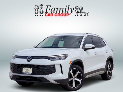 Used 2025 Volkswagen Tiguan SE FWD image 1