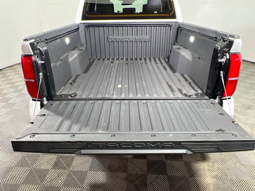 Used 2025 Toyota Tacoma SR5 AWD/4WD image 23