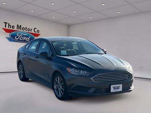 Certified 2017 Ford Fusion SE image 3
