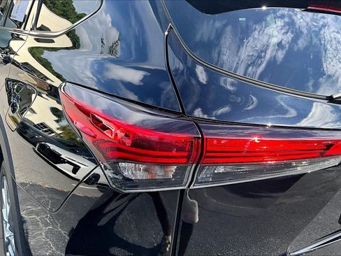Used 2020 Toyota Highlander Limited FWD image 28