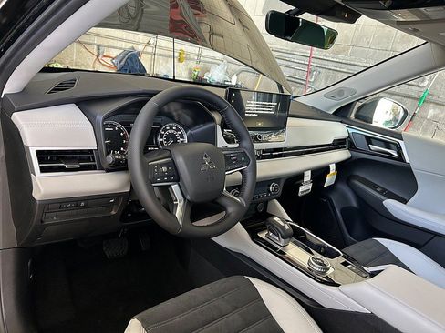 New 2026 Mitsubishi Outlander SE image 18