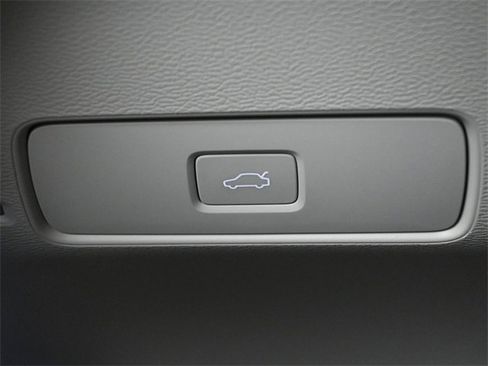 Used 2024 Volvo XC40 B5 Plus image 28