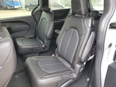 New 2026 Chrysler Pacifica Select image 16