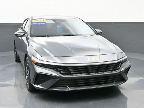 Certified 2025 Hyundai Elantra Sport image 8