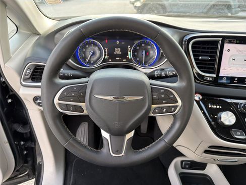 Used 2023 Chrysler Pacifica Touring-L FWD image 23