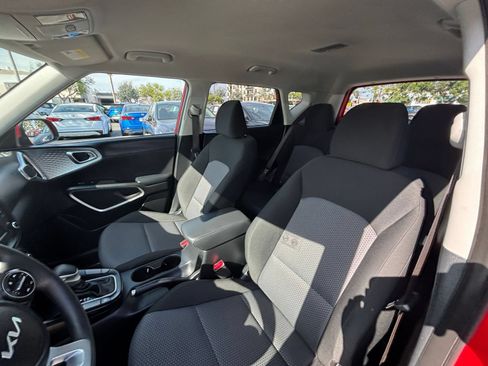 Used 2025 Kia Soul LX w/ LX Technology Package FWD image 31