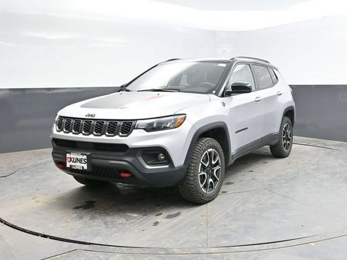 Used 2025 Jeep Compass Trailhawk AWD/4WD image 7
