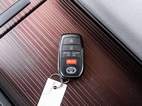 Used 2023 Toyota Sienna LE FWD image 32