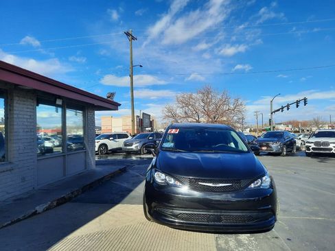 Used 2023 Chrysler Voyager LX image 5