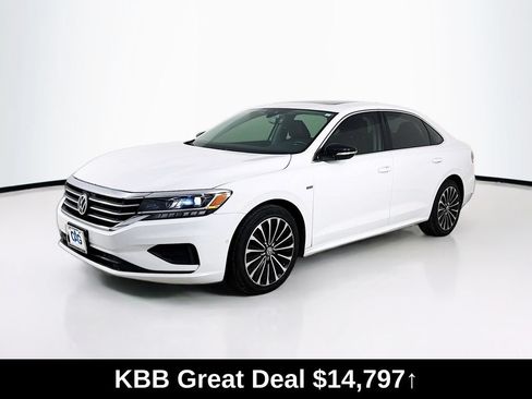 Used 2022 Volkswagen Passat 2.0T FWD image 1