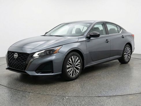 Used 2025 Nissan Altima 2.5 SV FWD image 3