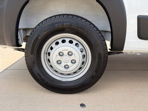 Used 2025 RAM ProMaster 2500 w/ Convenience Group FWD image 9