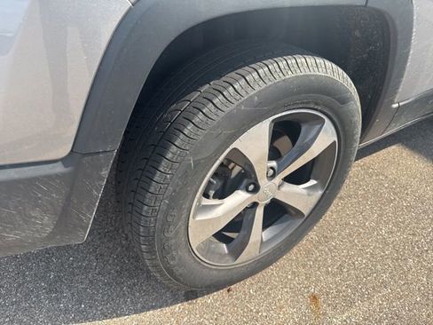 Used 2019 Jeep Cherokee Limited image 7