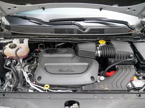 Used 2024 Chrysler Pacifica Touring-L image 13