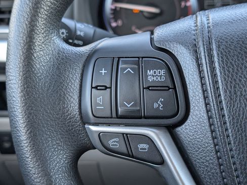 Used 2014 Toyota Highlander LE image 12