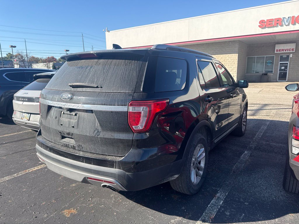 Used 2017 Ford Explorer XLT w/ Equipment Group 202A FWD image 4