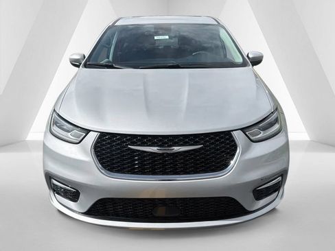 Used 2023 Chrysler Pacifica Touring-L image 2