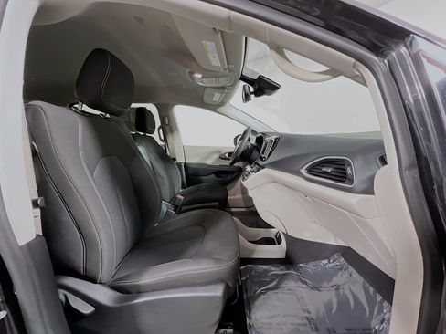 Used 2023 Chrysler Voyager LX image 31