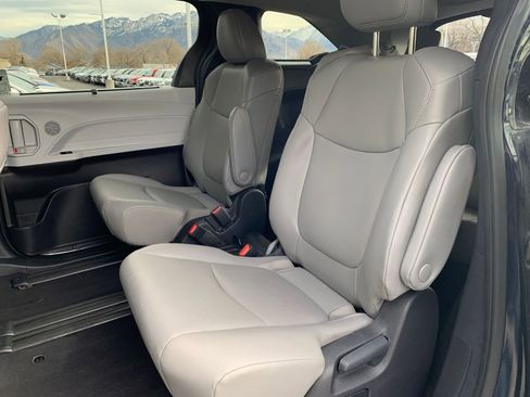 Used 2025 Toyota Sienna XLE image 28