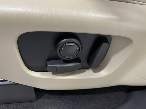 Used 2018 Land Rover Discovery HSE AWD/4WD image 17