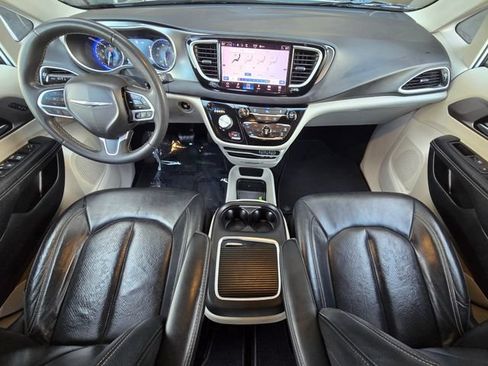 Certified 2022 Chrysler Pacifica Touring-L FWD image 9