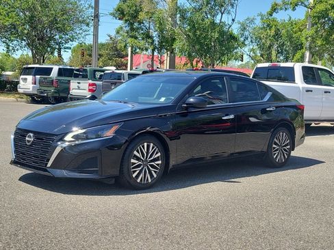 Used 2023 Nissan Altima 2.5 SV w/ SV Premium Package FWD image 2
