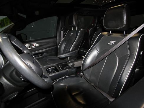 Used 2021 Chrysler Pacifica Limited w/ Uconnect Theater Family Group image 4