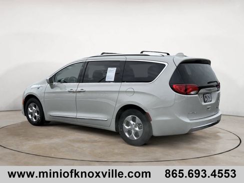 Used 2020 Chrysler Pacifica Touring-L image 5