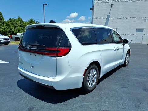 Used 2023 Chrysler Pacifica Touring-L FWD image 3