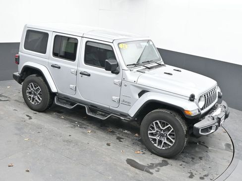 Used 2024 Jeep Wrangler Sahara image 27